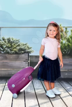 Set Medizinischer Wagen Elektronisch Medical Smoby Und Ein Wickelwagen Mit Einem Kinderbett Und Einer Puppe Mit Kleidung