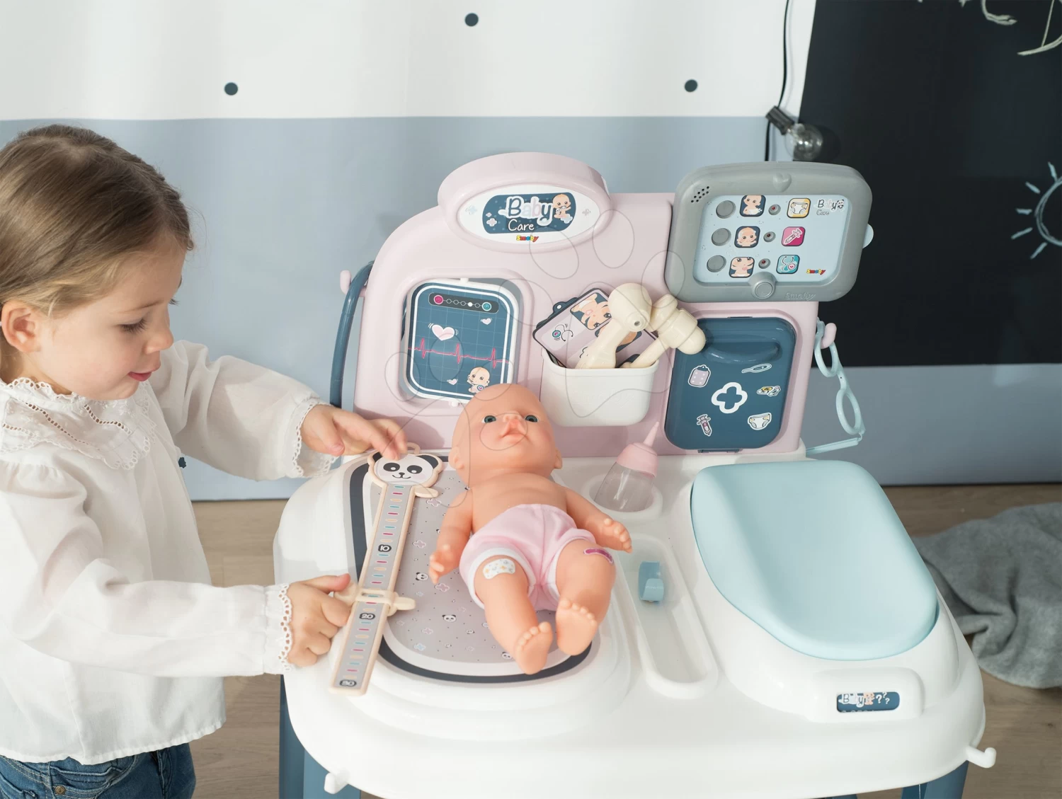 Set Arzttheke Baby Care Center Smoby Mit Kinderwagen, Dreierkombination Und Esszimmerstuhl Mit Schaukel Und Autositz Maxi Cosi â Bild 17