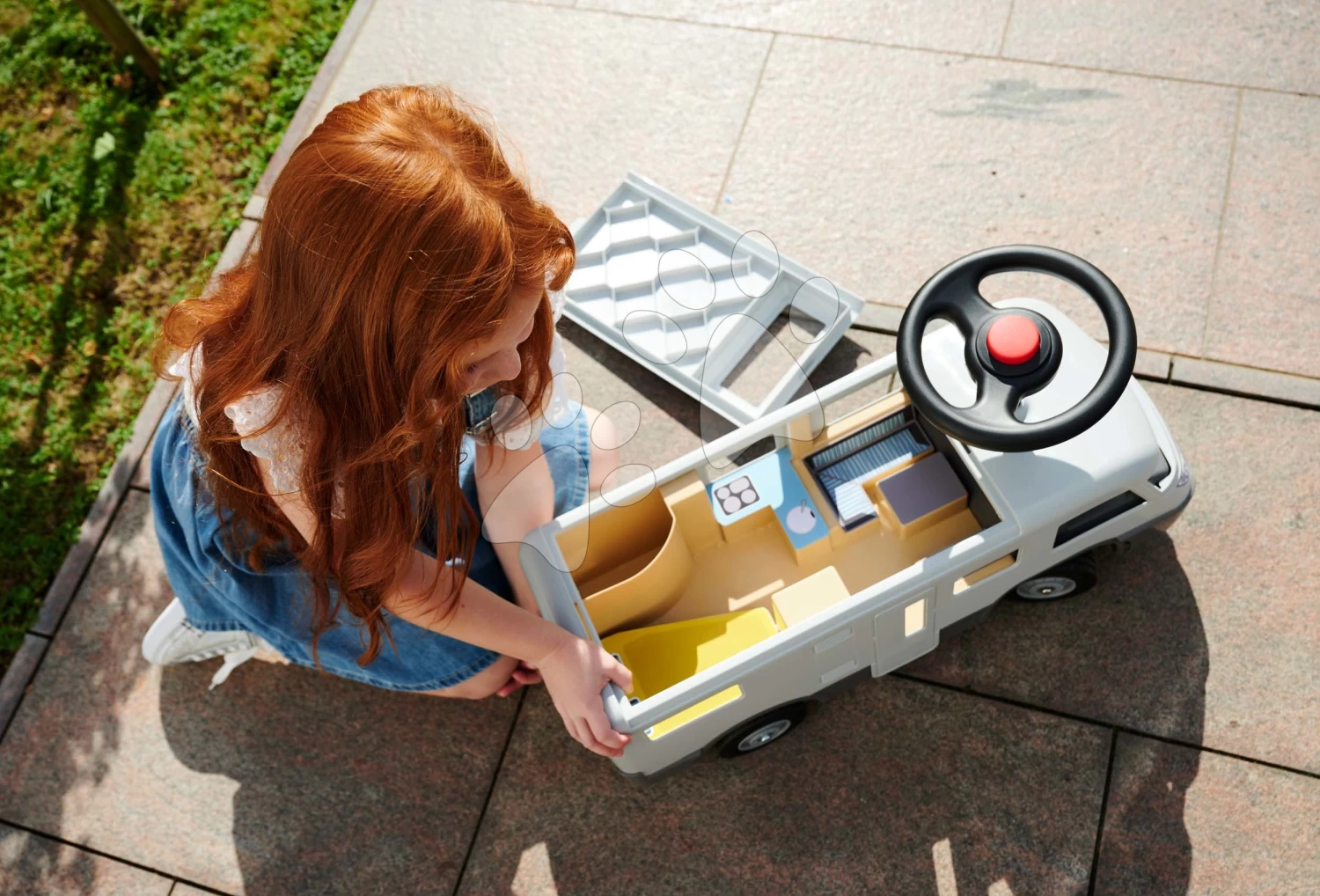 Rutschfahrzeug Wohnwagen Camper Big Mit Kompletter Ausstattung Für 12 Cm Figur Und Rutschfesten Rädern Und Hupe Ab 24 Monaten B55325 – Bild 3