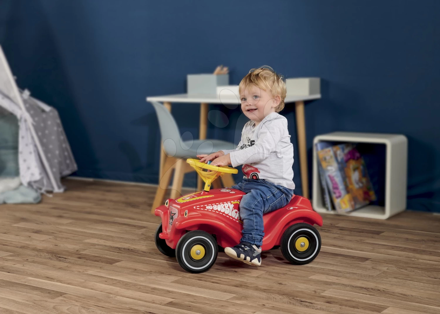 Rutschauto Auto Bobby Car Classic Feuerwehrmann BIG Rot Mit Dem Ton Und Licht Und Aufkleber In Verschiedenen Sprachen Ab 12 Monaten â Bild 6