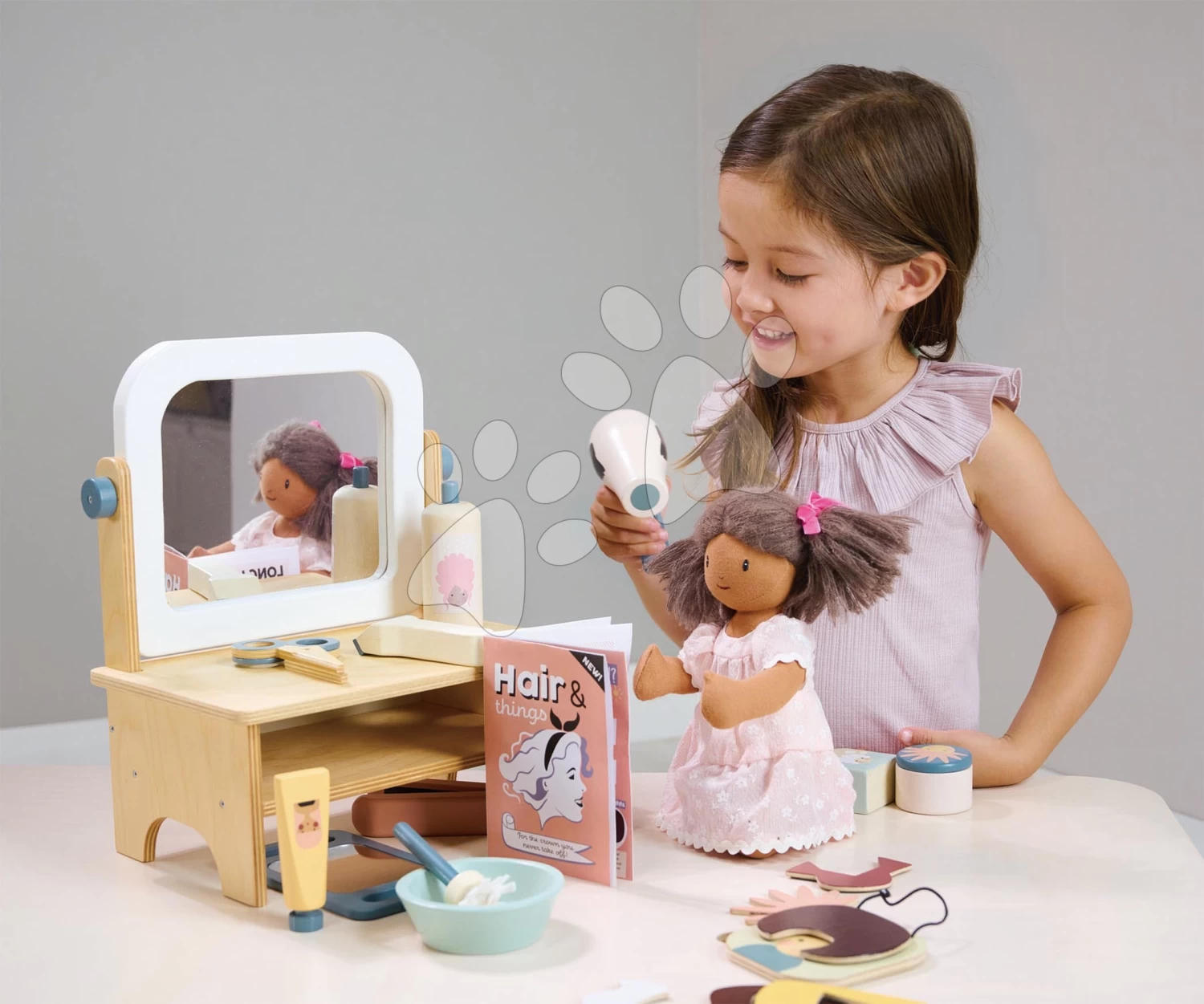Friseursalon Aus Holz Für Eine Puppe Hair Salon Tender Leaf Toys Mit Drehspiegel Und 18 Zubehörteilen Ab 3 Jahren – Bild 4
