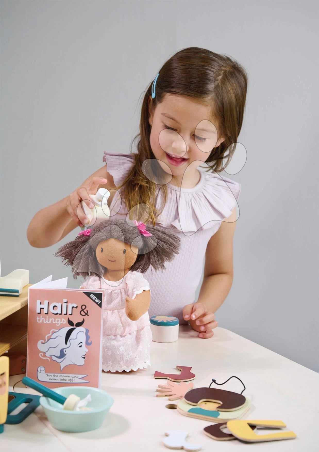 Friseursalon Aus Holz Für Eine Puppe Hair Salon Tender Leaf Toys Mit Drehspiegel Und 18 Zubehörteilen Ab 3 Jahren – Bild 7