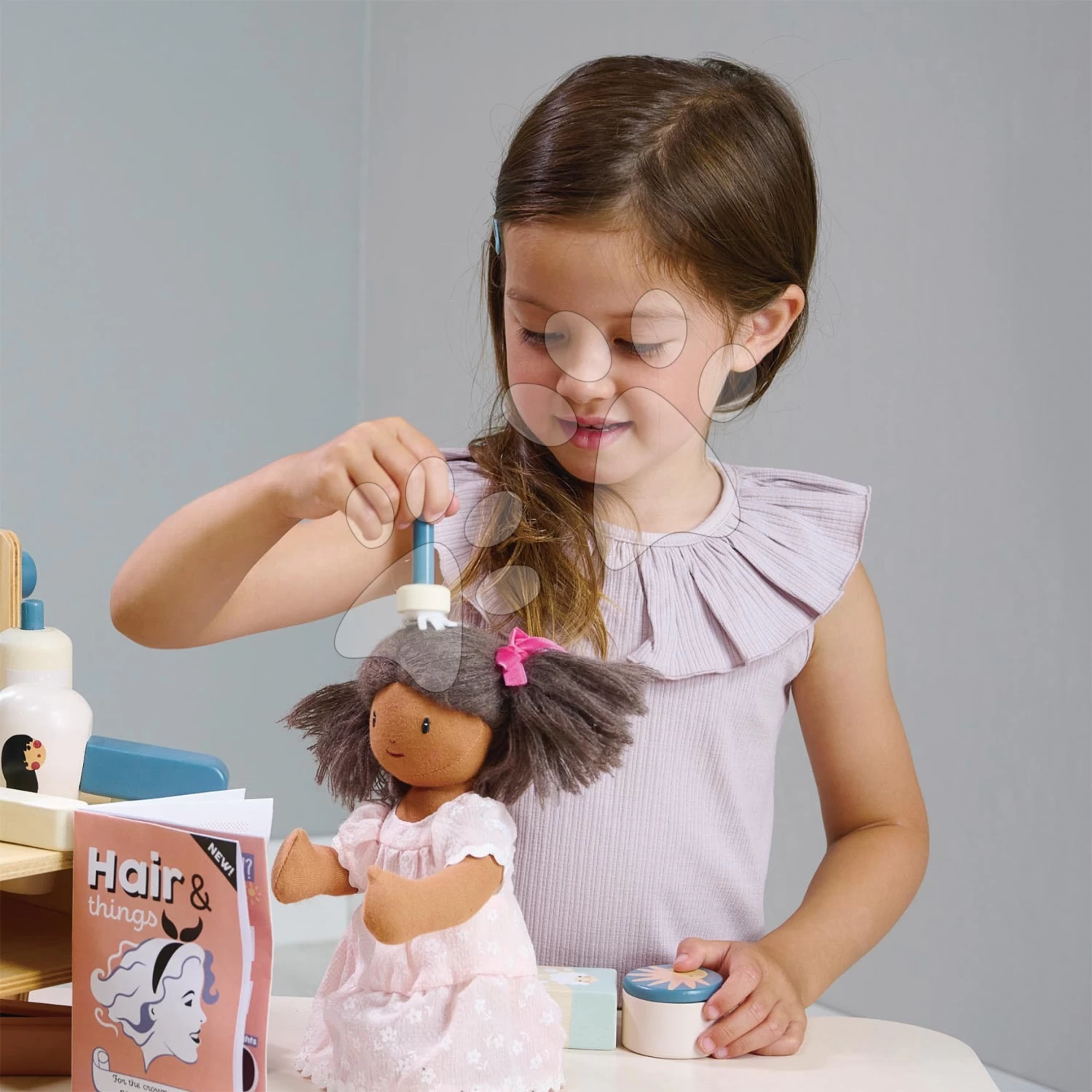 Friseursalon Aus Holz Für Eine Puppe Hair Salon Tender Leaf Toys Mit Drehspiegel Und 18 Zubehörteilen Ab 3 Jahren – Bild 8